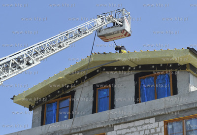 Sopot. Ulica Lokietka 55. Pozar dachu na budowie apartamentowca....