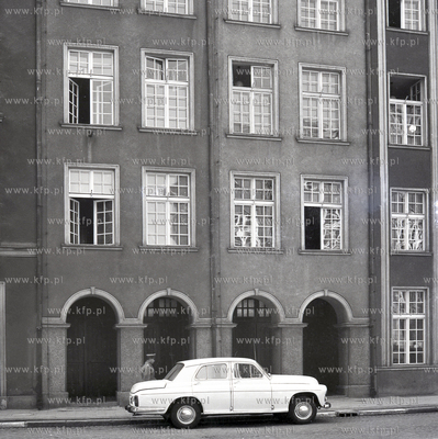 Gdańsk. Kino Leningrad, wyjście na ul. Piwną. Zaparkowany...