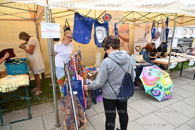 Symboliczne przejście przez Drzwi do Tolerancji. Marsz...