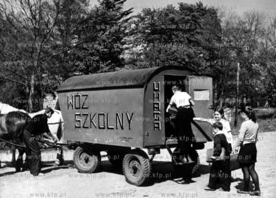 Woz szkolny dowozacy dzieci do szkoly. 05.1971 maj_6_71...