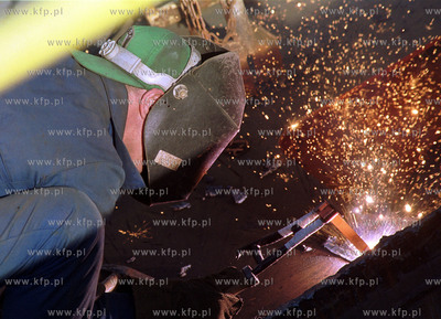 Stocznia Gdynia, robotnik usuwa spoine.16.02.2002fot....