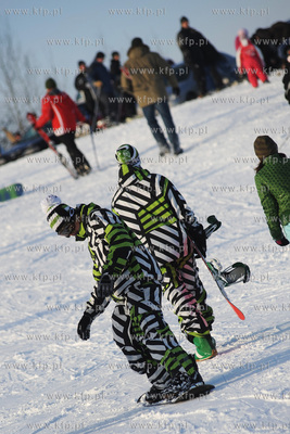Zimowe szalenstwo w Wiezycy. Snow boardowa moda w zebre.
4.01.2009
fot....