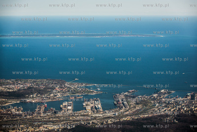 Gdynia, port, u gory widac Polwysep Hel. 16.04.2014...