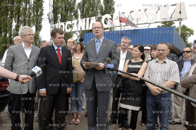 Przed historyczna brama nr 2 Stoczni Gdanskiej odczytano...