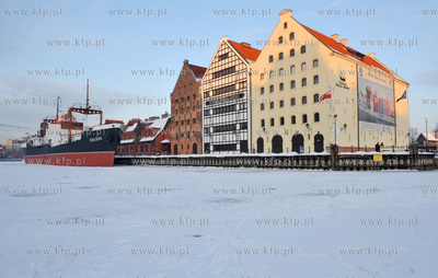 Zimowy Gdansk widziany z perpektywy zamarznietej Motlawy....