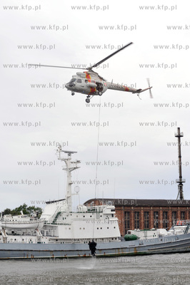 Uroczystosc nadania imienia i podniesienia bandery...