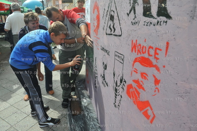 Gazeta Rock Cafe na ulicy Tkackiej w Gdansku. Jeden...