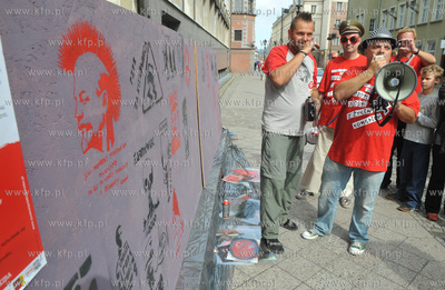 Gazeta Rock Cafe na ulicy Tkackiej w Gdansku. Jeden...