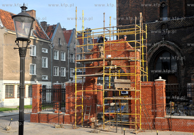 Rekonstrukcja bramy i ogrodzenia wokol kosciola sw....