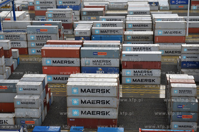 Kontenery wyladowane z Maersk Elba, jednego z najwiekszych...