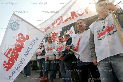 Protest Solidarnosci przed rozpoczynajaca sie w budynku...