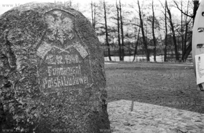 Pomnik Fundament Polski Ludowej z lat 40. XX wieku...