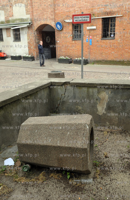 Przepelnione smietniki w Gdansku miedzy ulicami Sw....