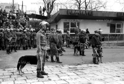 Policja na stadionie Baltyku Gdynia podczas derbowego...