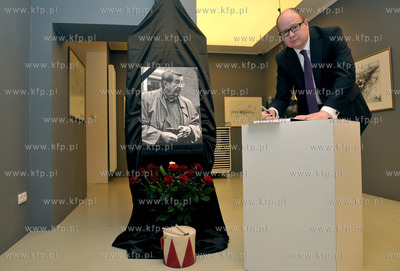 W Gdańskiej Galerii G ntera Grassa zostala wyłożona...