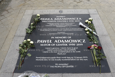 Mieszkańcy Gdańska składaja kwiaty i zapalaja znicze...