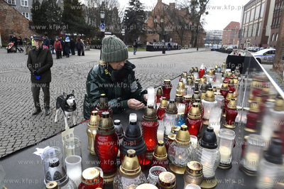 Mieszkańcy Gdańska składaja kwiaty i zapalaja znicze...