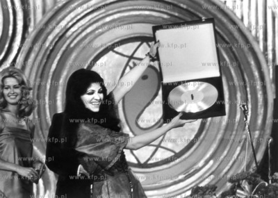 Anna Jantar odbiera Zlota Plyte podczas Festiwalu Piosenki...