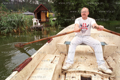 Profesor Brunon Synak przy swojej "rybaczowce" nad...