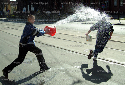 Smigus - Dyngus na ulicach Gdanska. 12.04.2004 fot....
