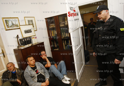 Gdansk. Grupa kilkuosobowa zwiazkowcow Sierpnia 80...