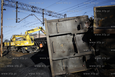 Wykolejony pociag towarowy. Sklad wypadl z szyn  miedzy...