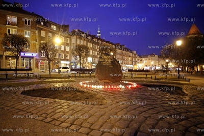 Gdansk. Na Placu Kobzdeja zapalono 96 zniczy w  trzecia...