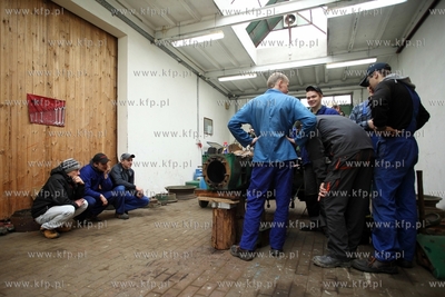 Uczniowie Zespolu Szkol Rolniczych w Rusocinie remontuja...