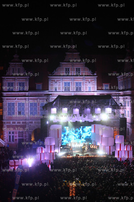 Cala Polska spiewa koledy, koncert na Dlugim Targu...