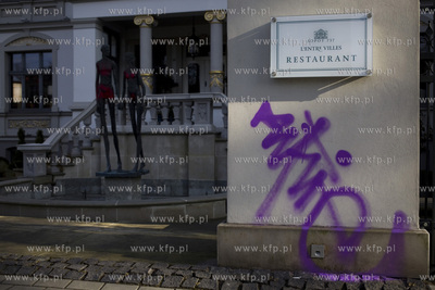 Sopot. Zniszczone przez graficiarzy rzeźby restauracji...