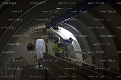 Stocznia Gdańska. Prace przy odkopywaniu schronu zbudowano...