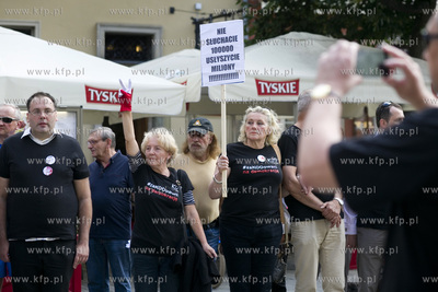 Gdańsk. Długi Targ. Milczący protest KOD-u przeciw...