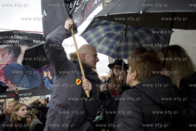 Gdańsk. Plac Solidarności. Czarny Protest,  czyli...
