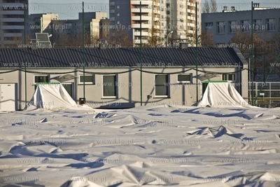 Rozbiórka sportowej hali namiotowej na stadionie przy...