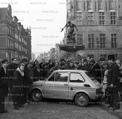 Pierwszy "maluch" czyli Fiat 126p na Dlugim Targu wzbudzil...