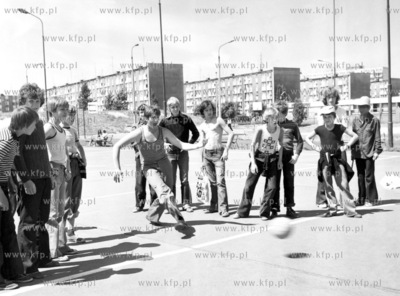 Chlopcy graja w pilke na boisku przy ul. Dabrowszczkow...