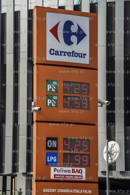 Gdańsk. Stacja paliw Carrefour przy C.H. Morena ul....