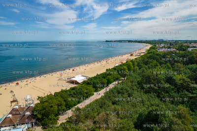 Wakacje w Gdańsku. Plaża w okolicy molo w Brzeźnie....