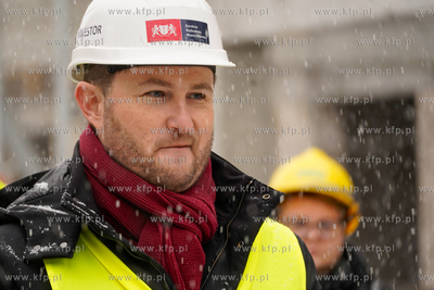 Piecki - Migowo. Zawieszenie wiechy na budowanej szkole...