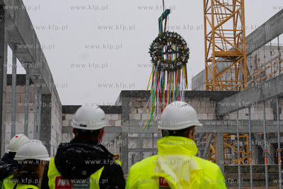 Piecki - Migowo. Zawieszenie wiechy na budowanej szkole...