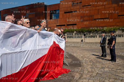 Gdańsk. Plac Solidarności. Symboliczne otwarcie bramy...
