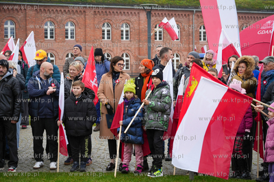 Góra Gradowa. Flagi dla mieszkańców i turystów...
