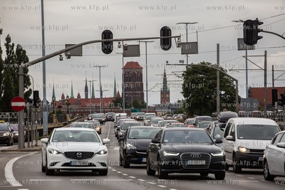 Gdańsk.  Widok od Al. Zwycięstwa na wiadukt Błędnik....