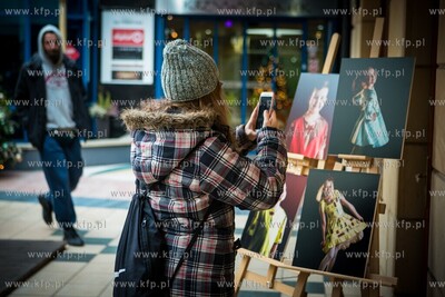 „Moda kontra rak”. Charytatywny wernisaż z myślą...