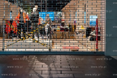 W całym kraju wprowadzono lockdown z powodu covid19,...