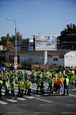 Gdansk. Trakt Sw. Wojciecha. Rybacy blokujac przejscie...