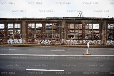 Gdansk. Dogaszanie doszczetnie spalonej hali produkcyjnej...