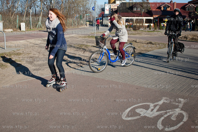 Gdansk. Milosnicy rolek na sciezce rowerowej w Brzeznie.
06.04.2012
fot....
