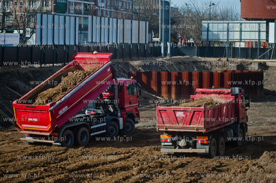 Gdansk. Zasypywanie wielkiej dziury znajdujacej sie...