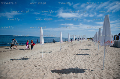 Tlumy mieszkancow i turystow na plazy i ulicach Sopotu,...